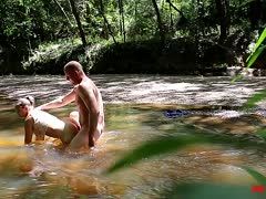 Von hinten fickt das Pärchen im Fluss