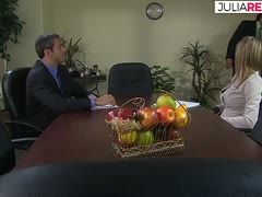 Nach dem Büromeeting ficken die beiden Lesben