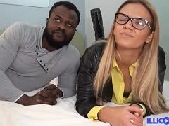 Junge blonde Amateurin zum Bumsen mit BBC aufgegabelt