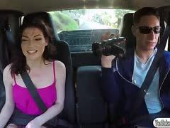 Sie lutscht ihn im Wagen vorm Poppen