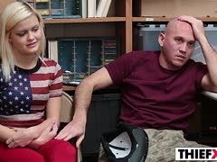 Junge Ladendiebin bumst neben ihren Lover eine Fremden