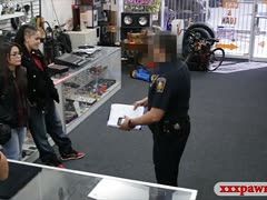 Diebisches Girl bläst im Pfandhaus für Straferlass