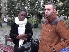 Schwarze Amateurin wird auf der Straße abgeschleppt